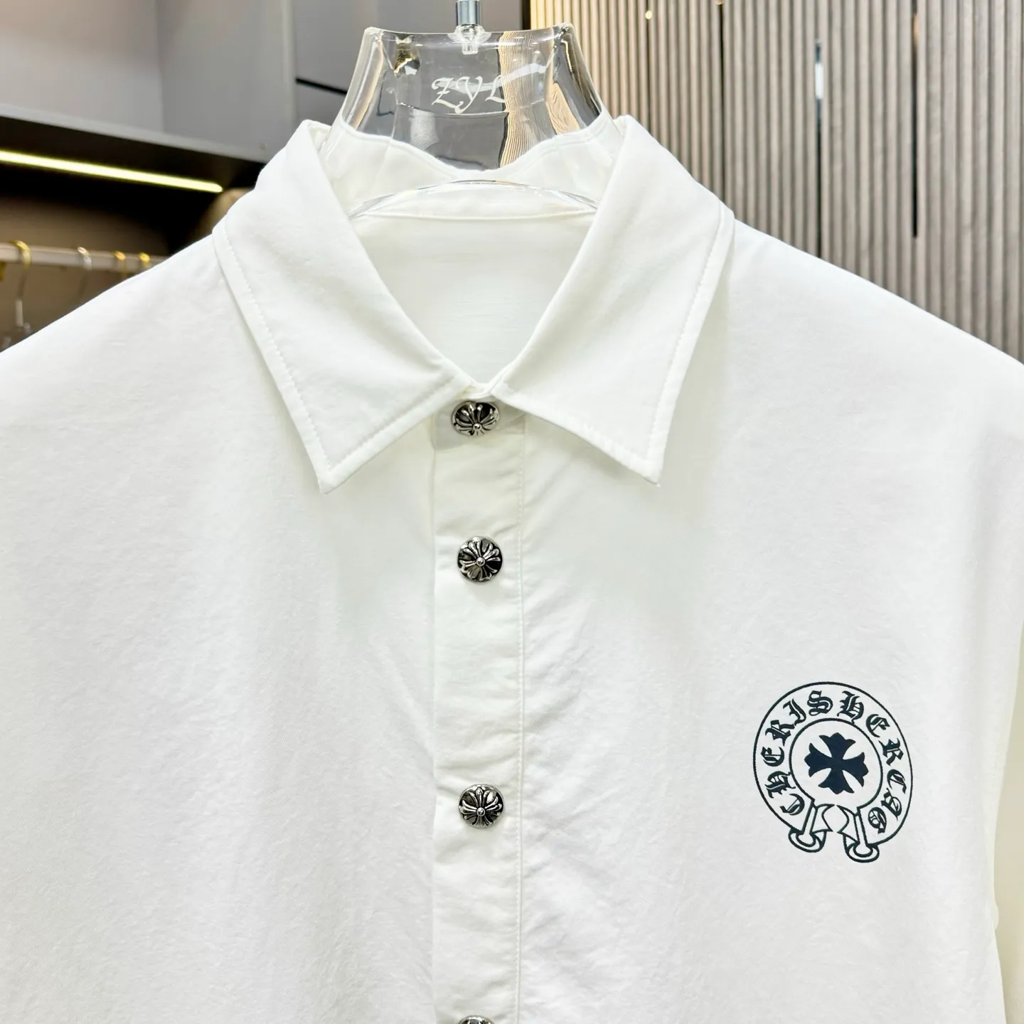 🅿️290 new arrival🆕 CH Crow Heart Horseshoe printing technology with hardware fasteners | Mid-length shirt jacket with lapel, horseshoe logo woven; letter logo buttons, the upper body effect is straight and stylish; cuff buttons are all cross buttons, and the inside is hemmed; noteworthy details are closed, the square mark on the hem must be a three-line motorcycle, not a flat machine sewing. One piece is overweight, this quality is only available in red Color: Black White Size: S-xxl